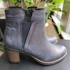 NWT Umberto Raffini Violet bootie (navy)